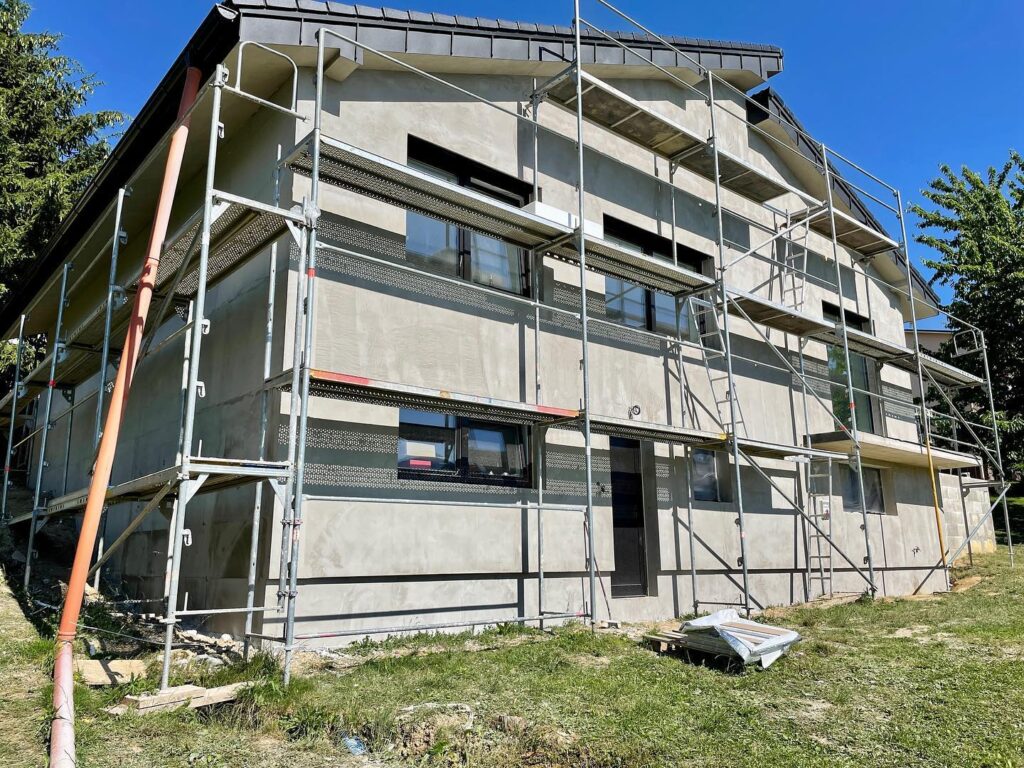 Zateplenie domu v Milochove2/3💪♻️✅ . . . Dajte Aj vy “Zelené vášmu Bývaniu”.