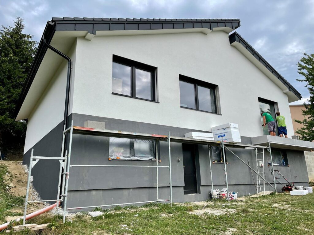 Fasáda RD-Milochov takmer hotovo💪 Dajte aj vy ZELENÚ VÁŠMU BÝVANIU🏠