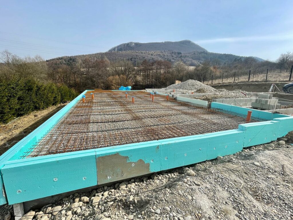 Základová doska 380m2 domu v Plevníku okres Považská Bystrica zaarmovaná a aj zaliata💪✅🏠