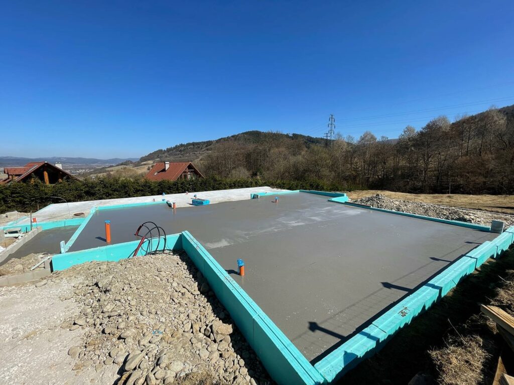 Základová doska 380m2 domu v Plevníku okres Považská Bystrica zaarmovaná a aj zaliata💪✅🏠