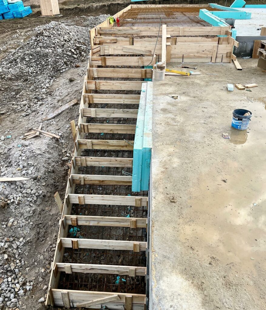 Schody spolu s terasou na veľkom rodinnom dome v Plevníku-drienovom zašalované a zaarmované a pripravené na betonáž💪 “DAJTE AJ VY ZELENÚ VÁŠMU BÝVANIU”💚