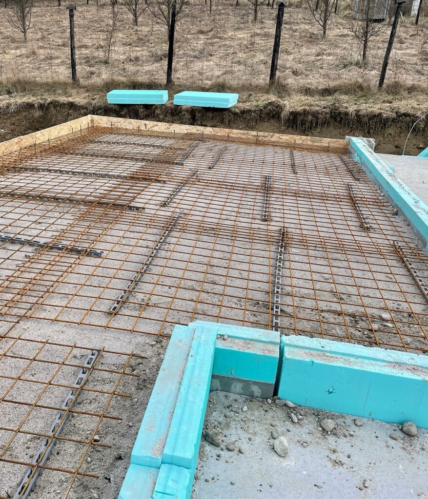 Schody spolu s terasou na veľkom rodinnom dome v Plevníku-drienovom zašalované a zaarmované a pripravené na betonáž💪 “DAJTE AJ VY ZELENÚ VÁŠMU BÝVANIU”💚