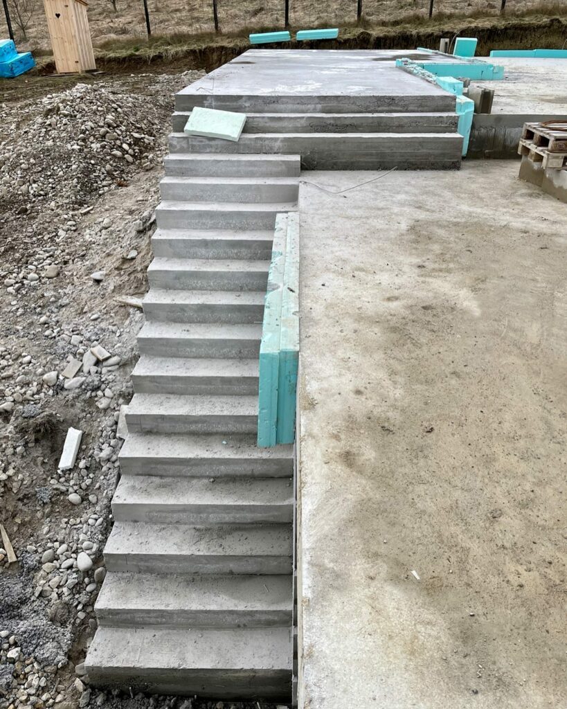 Schody spolu s terasou v Plevníku zabetónované💪 “Dajte aj vy Zelenú vášmu bývaniu✅!”