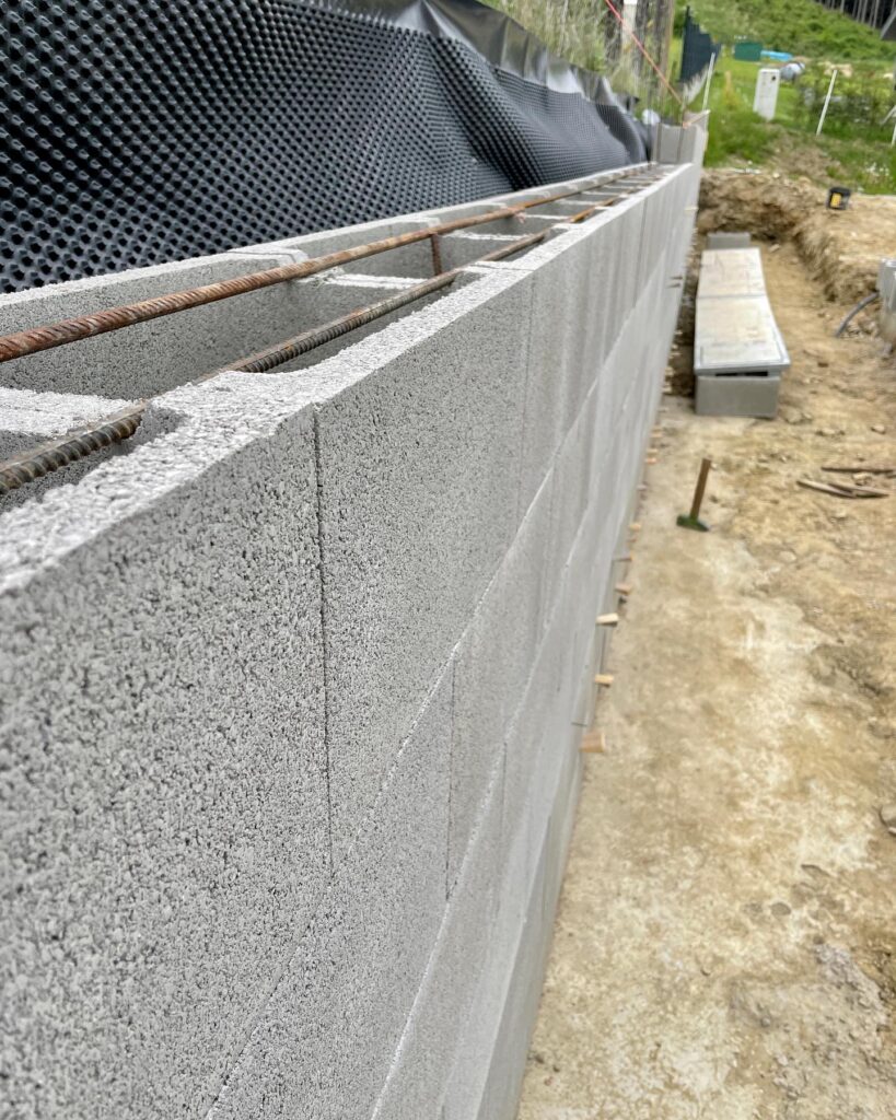 V obci Plevník-Drienové dokončujeme oporný múr z DT-tvárnic a pôjdeme na samotnú stavbu 380m2 Bungalovu💪 “Dajte aj vy ZELENEÚ vášmu BÝVANIU”