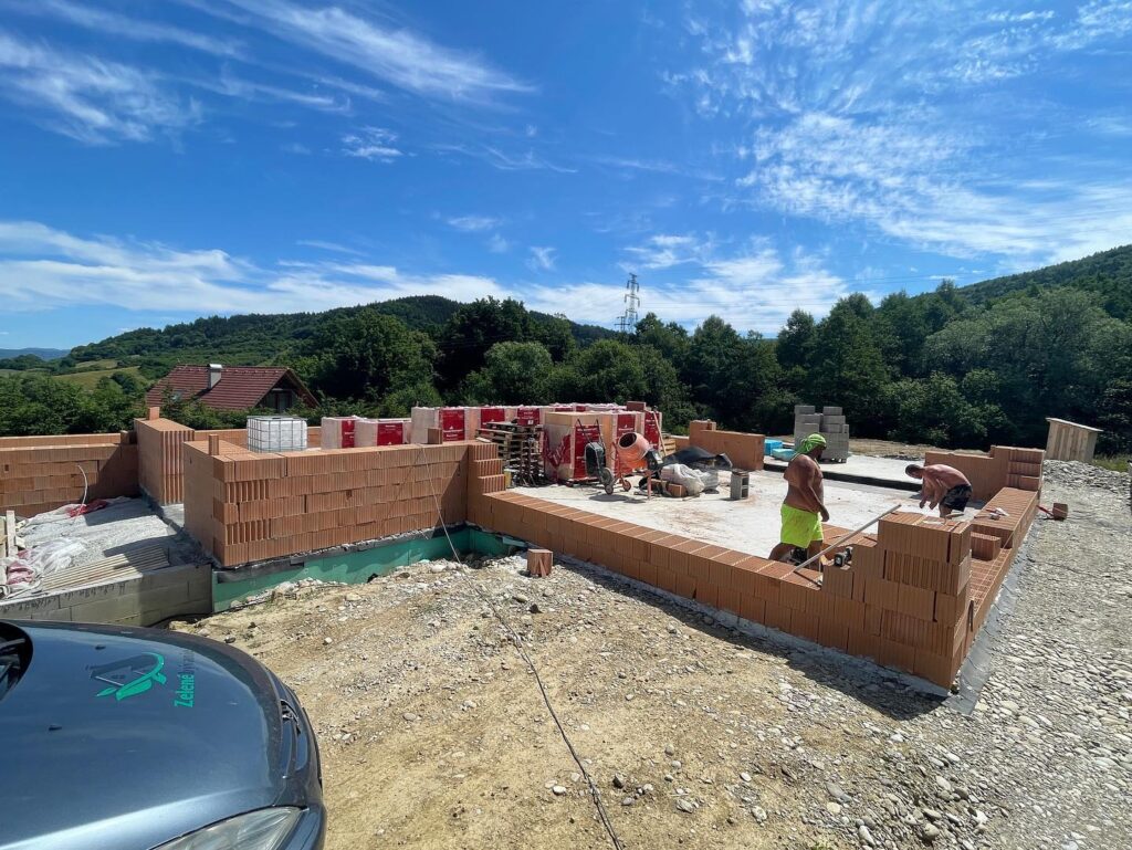 Založené a začíname poriadne murovať aby 🏠 rástol ako huby po daždi ♻️💪 . . Dajte aj vy ZELENÚ VÁŠMU BÝVANIU🫵💪🏠