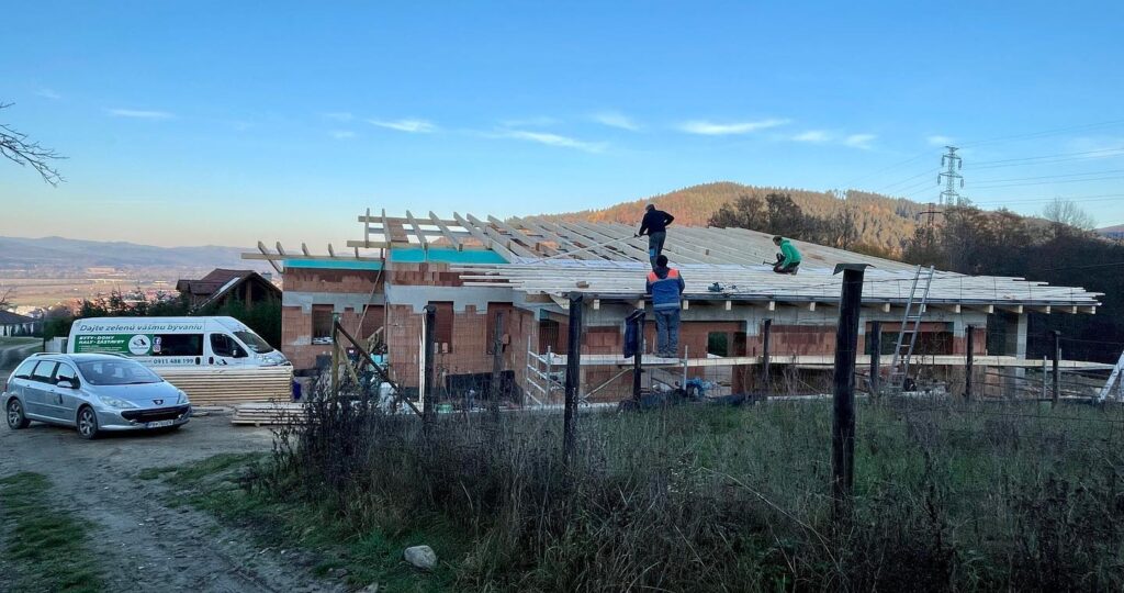 Hrubá strecha hotová a začíname s latovaním💪🏠 Dajte aj VY🫵 ZELENÚ VÁŠMU BÝVANIU🏠