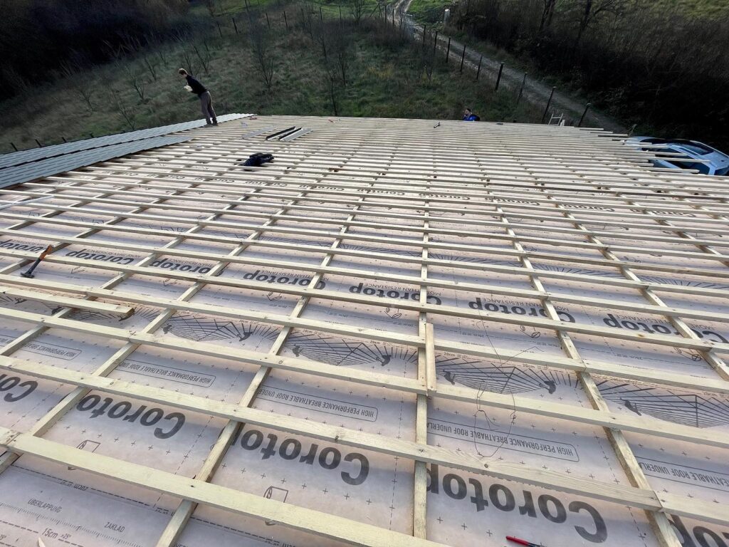 Latovanie hotové spolu s okapovými plechmi a rýnami a ideme na finále💪🏠 Dajte aj VY🫵 ZELENÚ VÁŠMU BÝVANIU🏠