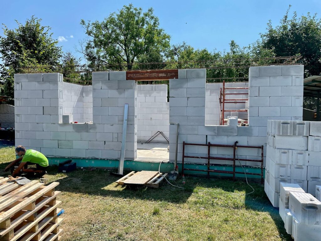 Hosťovský domček,dokončené obvodové múry,naviazané železo a ideme šalovať.🏠