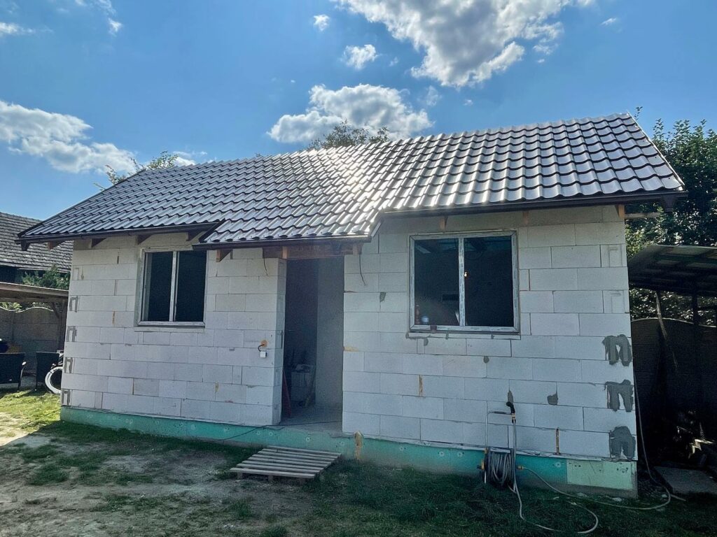 V Ladcoch-Tunežiciach dokončujeme hrubú stavbu hosťovského domčeku a ďalej budeme pokračovať vnútornými omietkami,podlahami a zateplením💪♻️✅ “Dajte aj vy ZELENÚ vášmu BÝVANIU”!💚