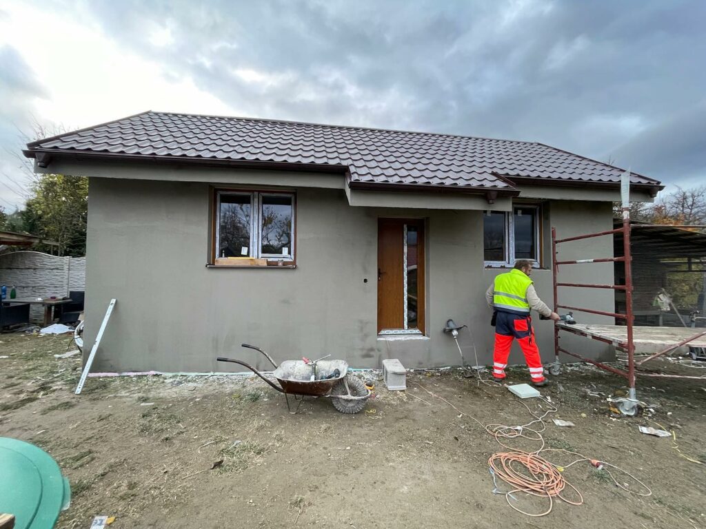 V Ladcoch-Tunežiciach dokončujeme zateplenie a ideme ťahať omietku na domčeku a bude hotovo💪♻️✅ “Dajte aj vy ZELENÚ vášmu BÝVANIU”!💚