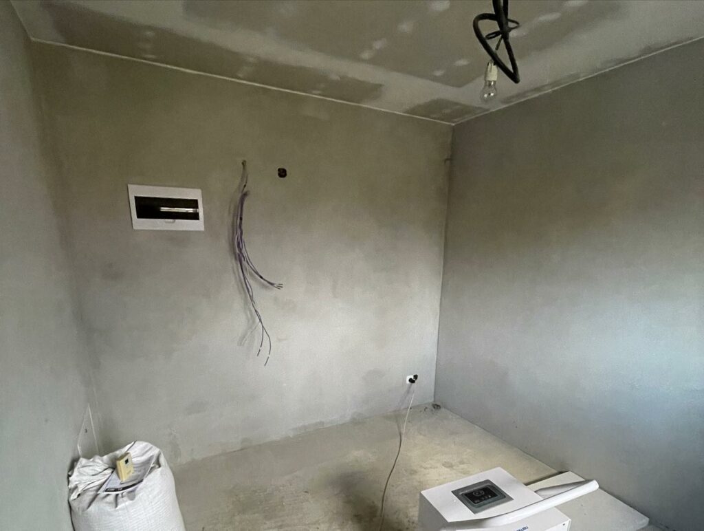 V Ladcoch-Tunežiciach dokončujeme zateplenie a ideme ťahať omietku na domčeku a bude hotovo💪♻️✅ “Dajte aj vy ZELENÚ vášmu BÝVANIU”!💚