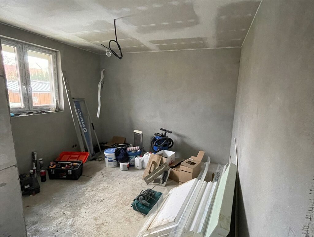 V Ladcoch-Tunežiciach dokončujeme zateplenie a ideme ťahať omietku na domčeku a bude hotovo💪♻️✅ “Dajte aj vy ZELENÚ vášmu BÝVANIU”!💚