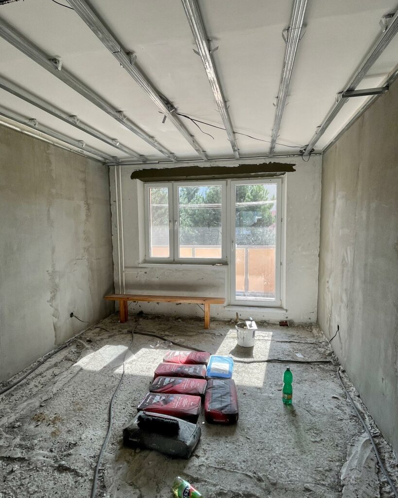 V Púchove robíme kompletnú prerábku 4-izbového bytu,od úplneho základu♻️💚🏢 “DAJTE AJ VY ZELENÚ VÁŠMU BÝVANIU”✅