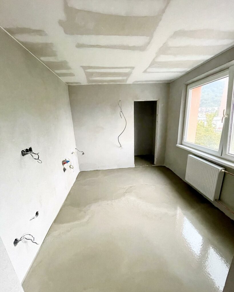 V Púchove na rekonštrukcii 4-izbového bytu sa dorábajú potery,vylievajú nivelačky a dokončujú sádrokartóny. Začína to vyzerať💪♻️💚 Dajte aj vy zelenú vášmu bývaniu…🏘🏢