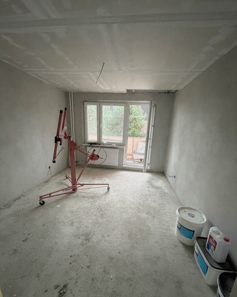 V Púchove na rekonštrukcii 4-izbového bytu sa dorábajú potery,vylievajú nivelačky a dokončujú sádrokartóny. Začína to vyzerať💪♻️💚 Dajte aj vy zelenú vášmu bývaniu…🏘🏢