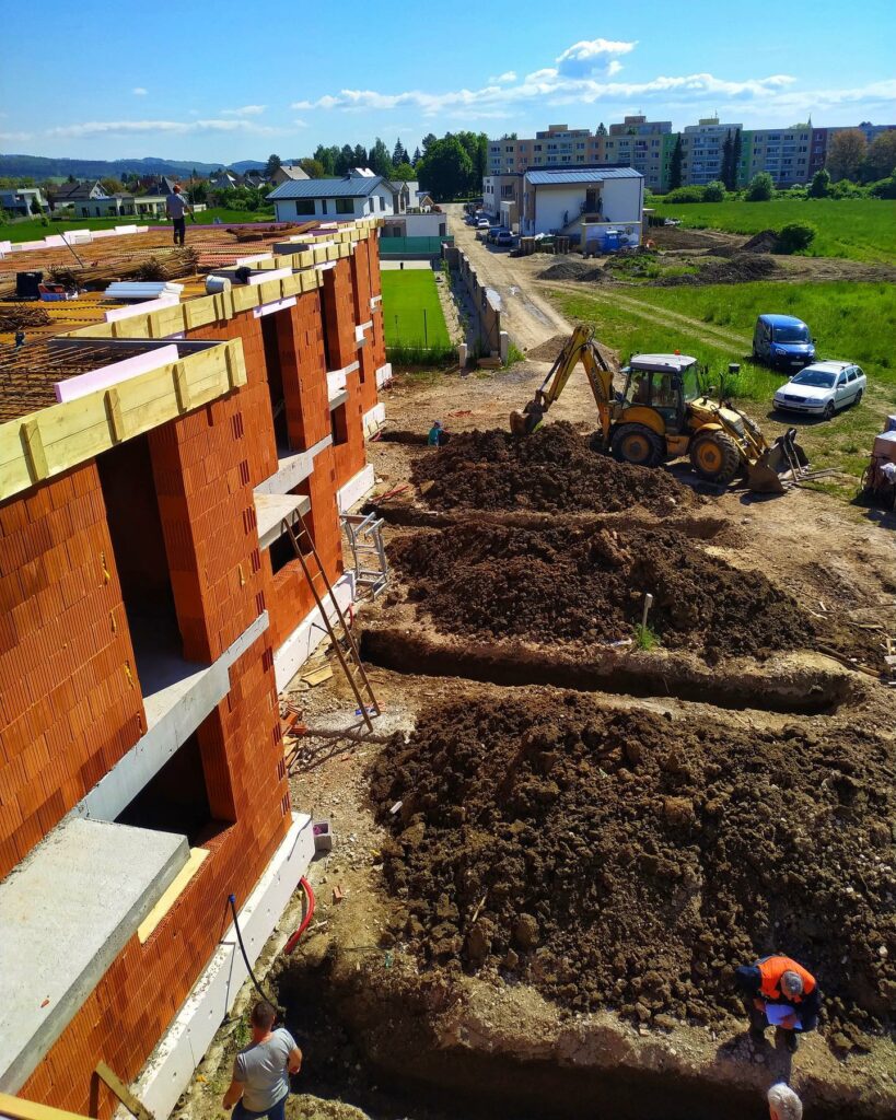 Viazanie železa na druhú deku a zároveň prípojky k domom.