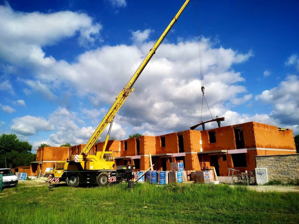 Dokončovanie druhého poschodia/strechy na radovke v Bytči. Už len atika a môže ísť fatrafol…