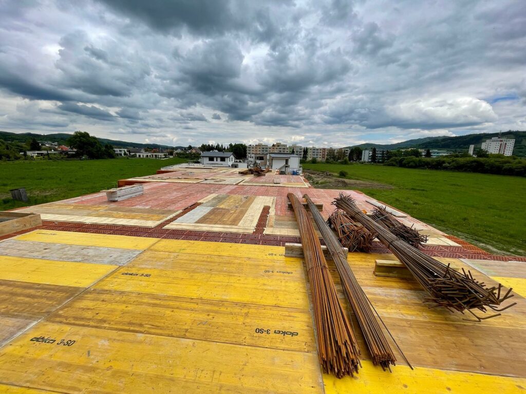 Dokončovanie druhého poschodia/strechy na radovke v Bytči. Už len atika a môže ísť fatrafol…