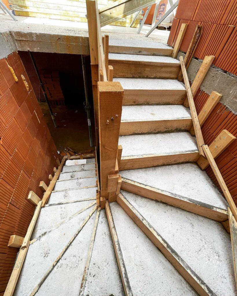 Schodisko v Bytči v radovej zástavbe zaliaté✅ Pokračujeme ďalej…💚 DAJTE ZELENÚ AJ VÁŠMU BÝVANIU✅♻️