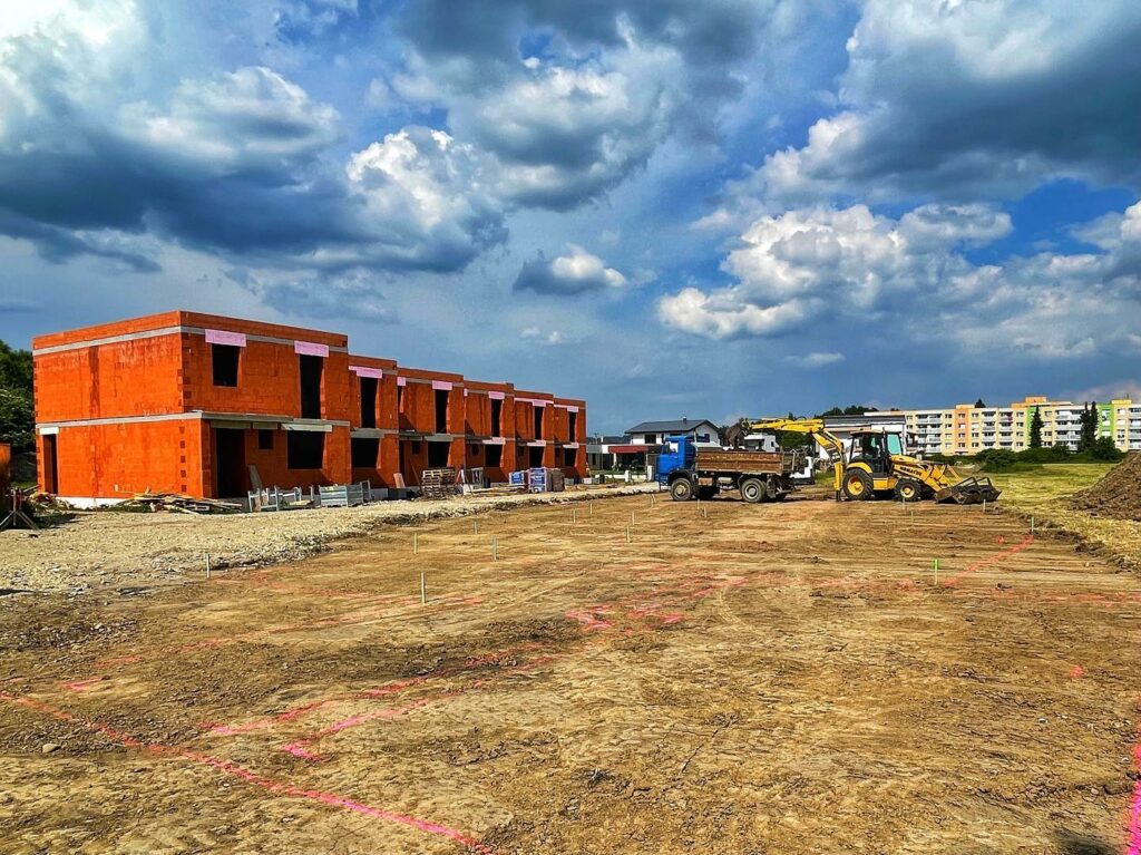 Hrubá stavba jedného projektu dokončená a začíname s ďalším podobným projektom🏘😍💚 Domčeky sú už na predaj,pre bližšie informácie píšte správu