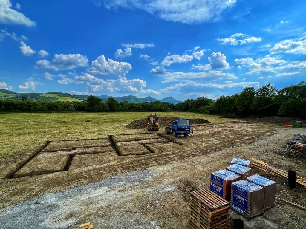 Hrubá stavba jedného projektu dokončená a začíname s ďalším podobným projektom🏘😍💚 Domčeky sú už na predaj,pre bližšie informácie píšte správu