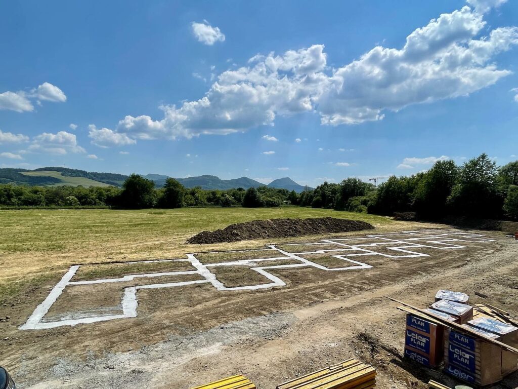 Základy na novom projekte radovej zástavby v Bytči zaliate💪💚 Domčeky sú už na predaj,pre bližšie informácie píšte.