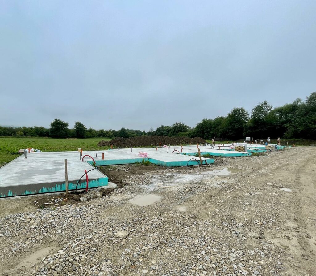 V Bytči na ulici Okružnej na ďalších šiestich domčekoch sú hotové platne a začíname murovať💪💚.