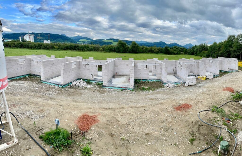 Prvé poschodie na 2.projekte radovej zástavby v Bytči vymurované a ideme na debnenie💪✅💚♻️🏘