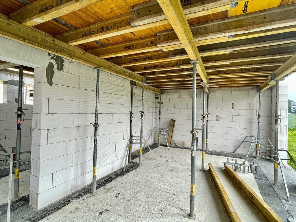 V Bytči 6/12…začali sme debniť 7 a 8 dom v radovej zástavbe,následne nás čaká armovanie železa a zalievanie betónu💪✅♻️