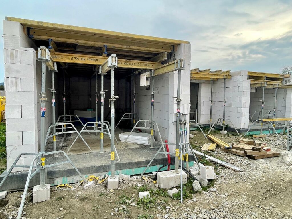 V Bytči 6/12…začali sme debniť 7 a 8 dom v radovej zástavbe,následne nás čaká armovanie železa a zalievanie betónu💪✅♻️