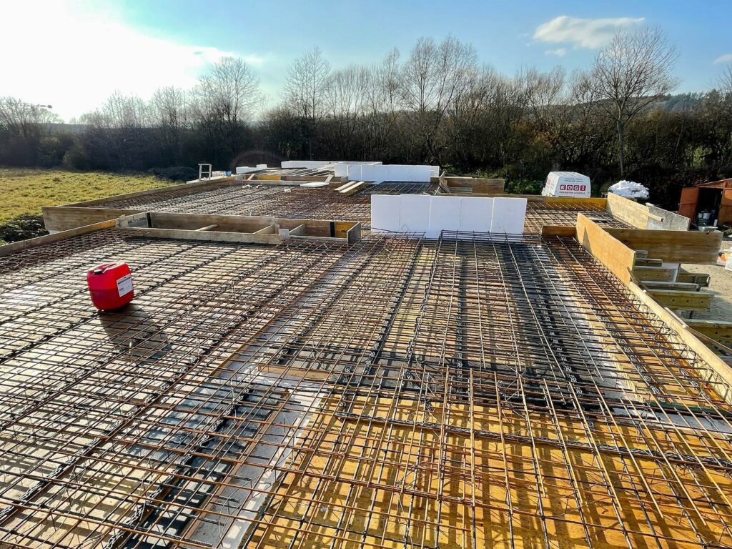 Ďalšie dva domy v Bytči zaarmované a môžme betónovať💪✅ V pozadí sa druhý projekt už zatepluje💪 Dajte aj vy ZELENÚ VÁŠMU BÝVANIU♻️