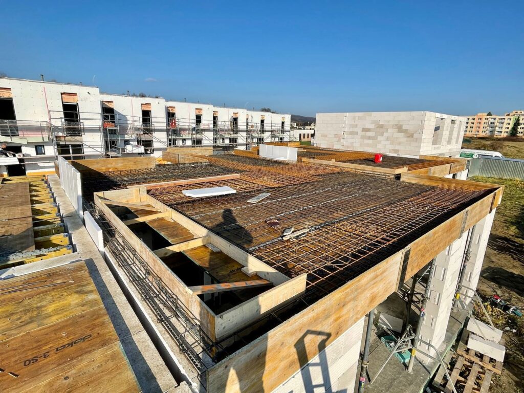 Ďalšie dva domy v Bytči zaarmované a môžme betónovať💪✅ V pozadí sa druhý projekt už zatepluje💪 Dajte aj vy ZELENÚ VÁŠMU BÝVANIU♻️