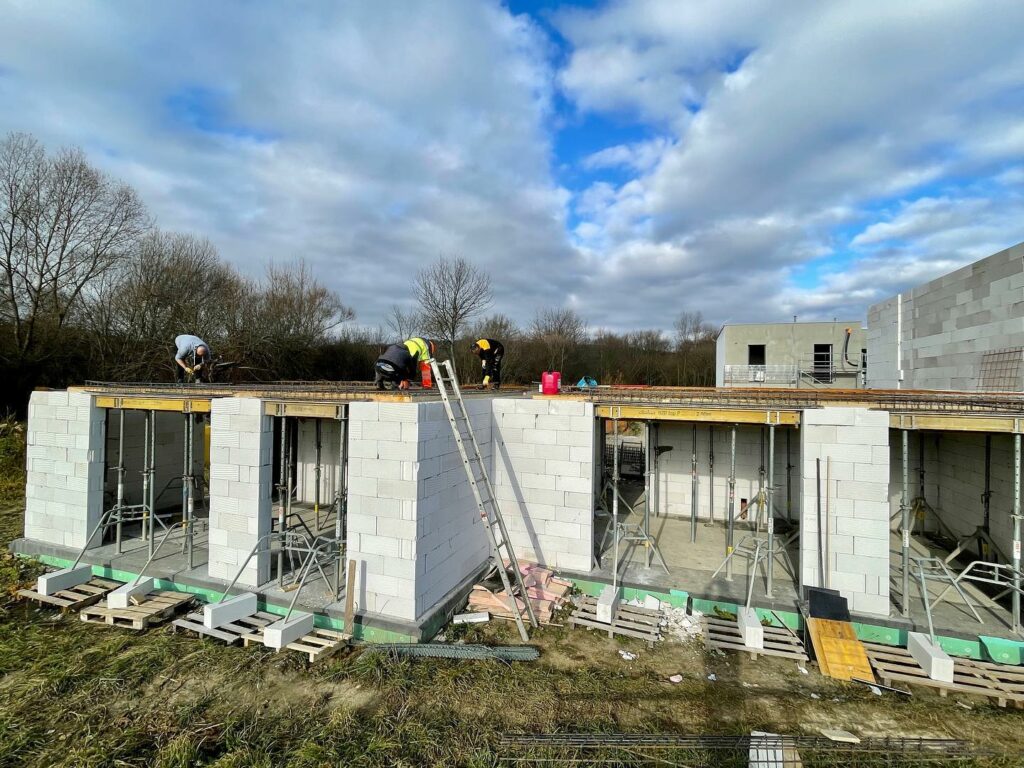 Posledné dve deky v Bytči zaarmované,zaliate 12/12 a môžme murovať obvodové múry 10/12 začať s vencami a pomaly chystať strechu. 🏘♻️