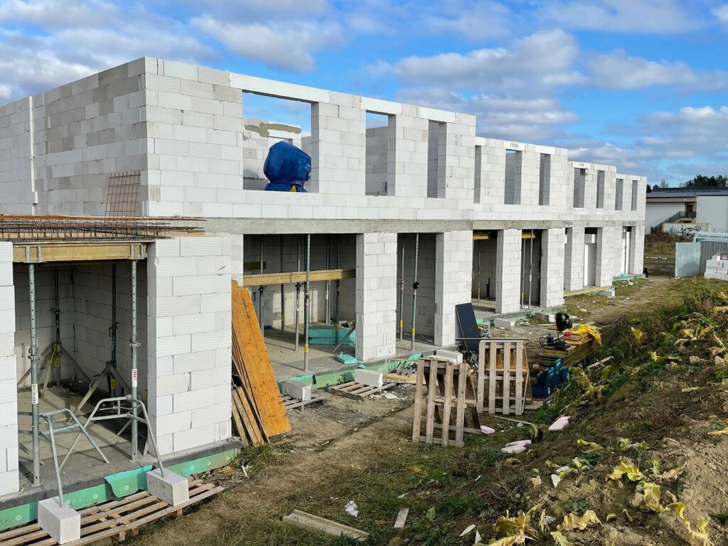 Posledné dve deky v Bytči zaarmované,zaliate 12/12 a môžme murovať obvodové múry 10/12 začať s vencami a pomaly chystať strechu. 🏘♻️