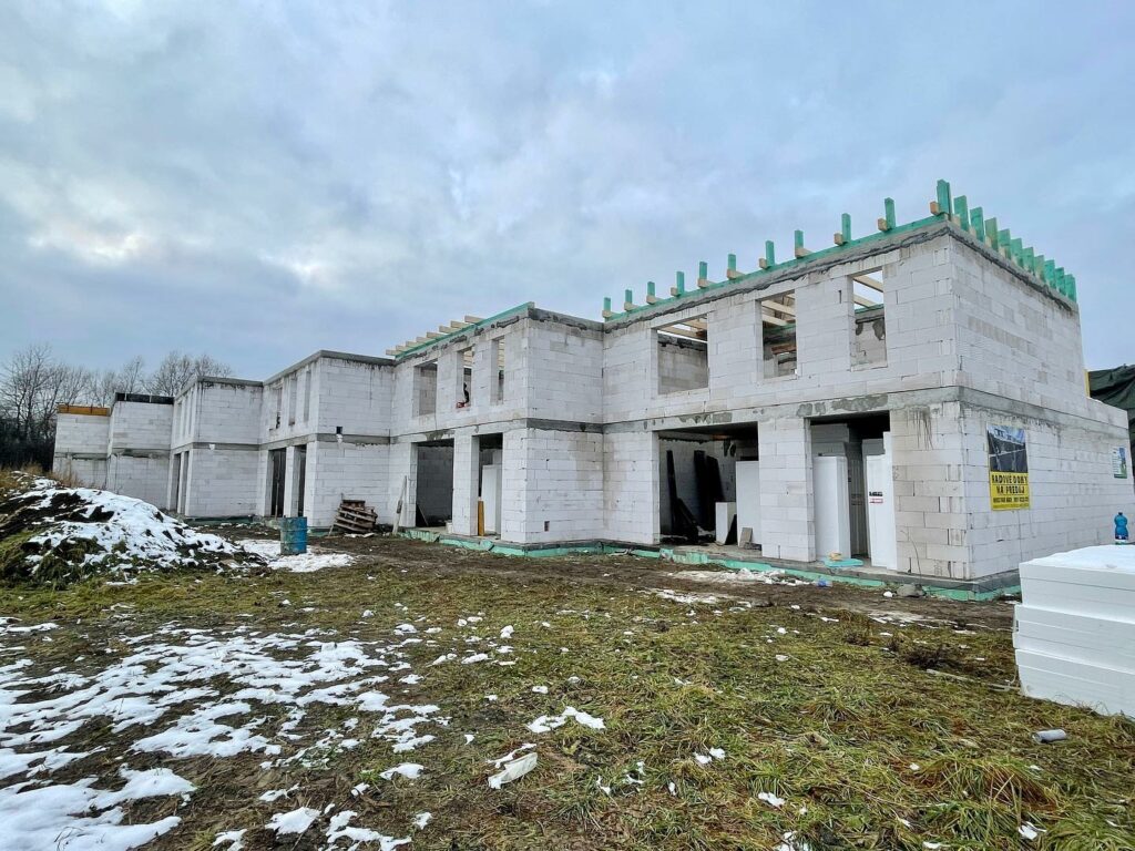 V Bytči na radovej zástavbe sme dokončili vence a začali sme so strechou💪✅♻️ “Dajte aj vy Zelenú vášmu Bývaniu”