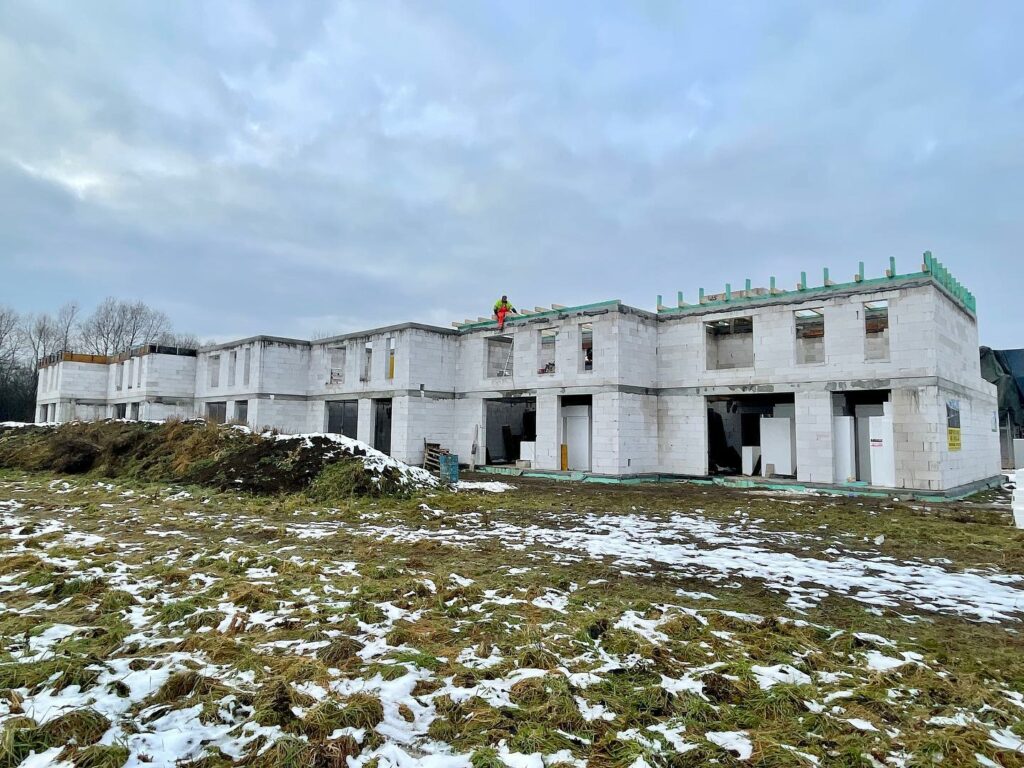 V Bytči na radovej zástavbe sme dokončili vence a začali sme so strechou💪✅♻️ “Dajte aj vy Zelenú vášmu Bývaniu”