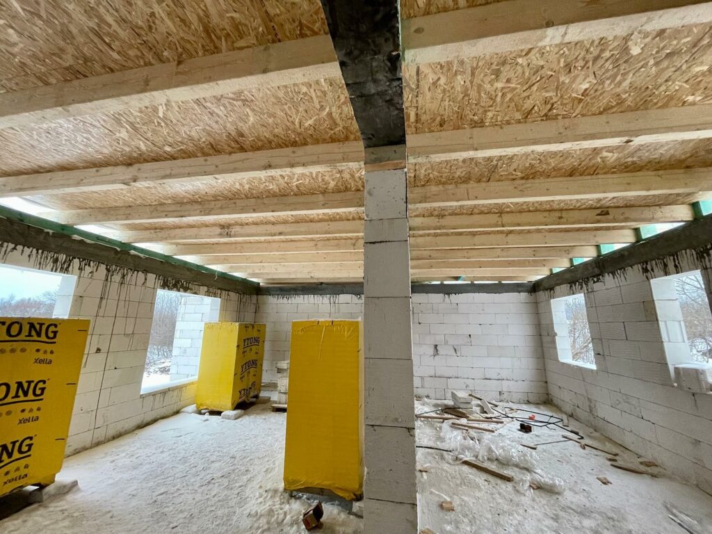 Strecha na radovej zástavbe v Bytči nachystaná na pokládku fatrafolu,ostávajú nám priečky do hrubej stavby💪♻️