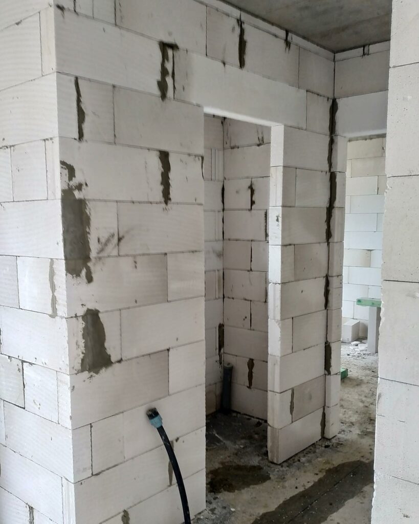 V Bytči dokončujeme vnútorné priečky na radovej zástavbe 6-tich domov a hrubá stavba bude hotová💪♻️✅