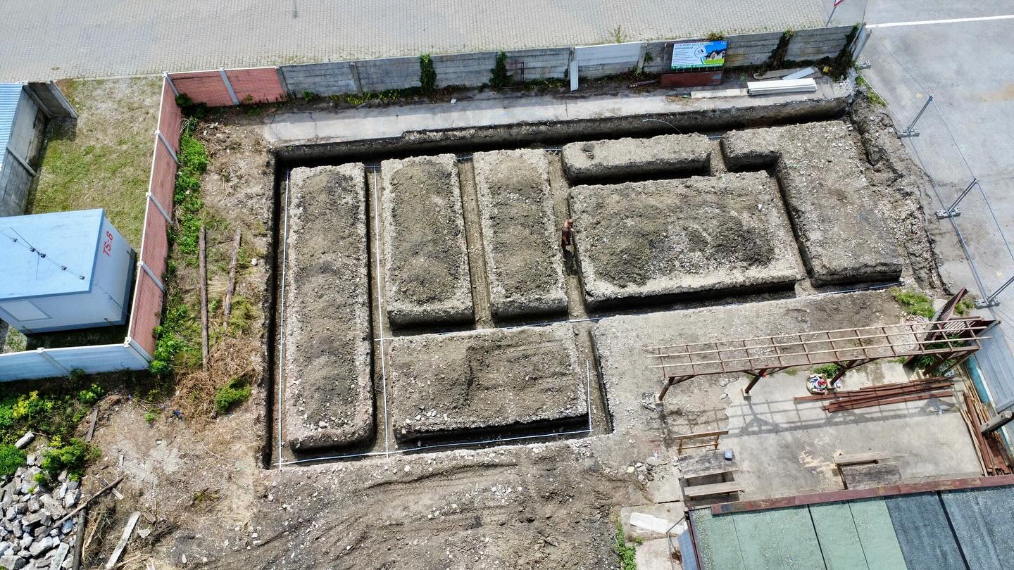 V Dolných Zelenciach pri Hlohovci sme sme začali s novým projektom výstavby Rekondičného centra ,základy vykopané,zemnenie položené a pôjdeme zalievať základy💪♻️🏡