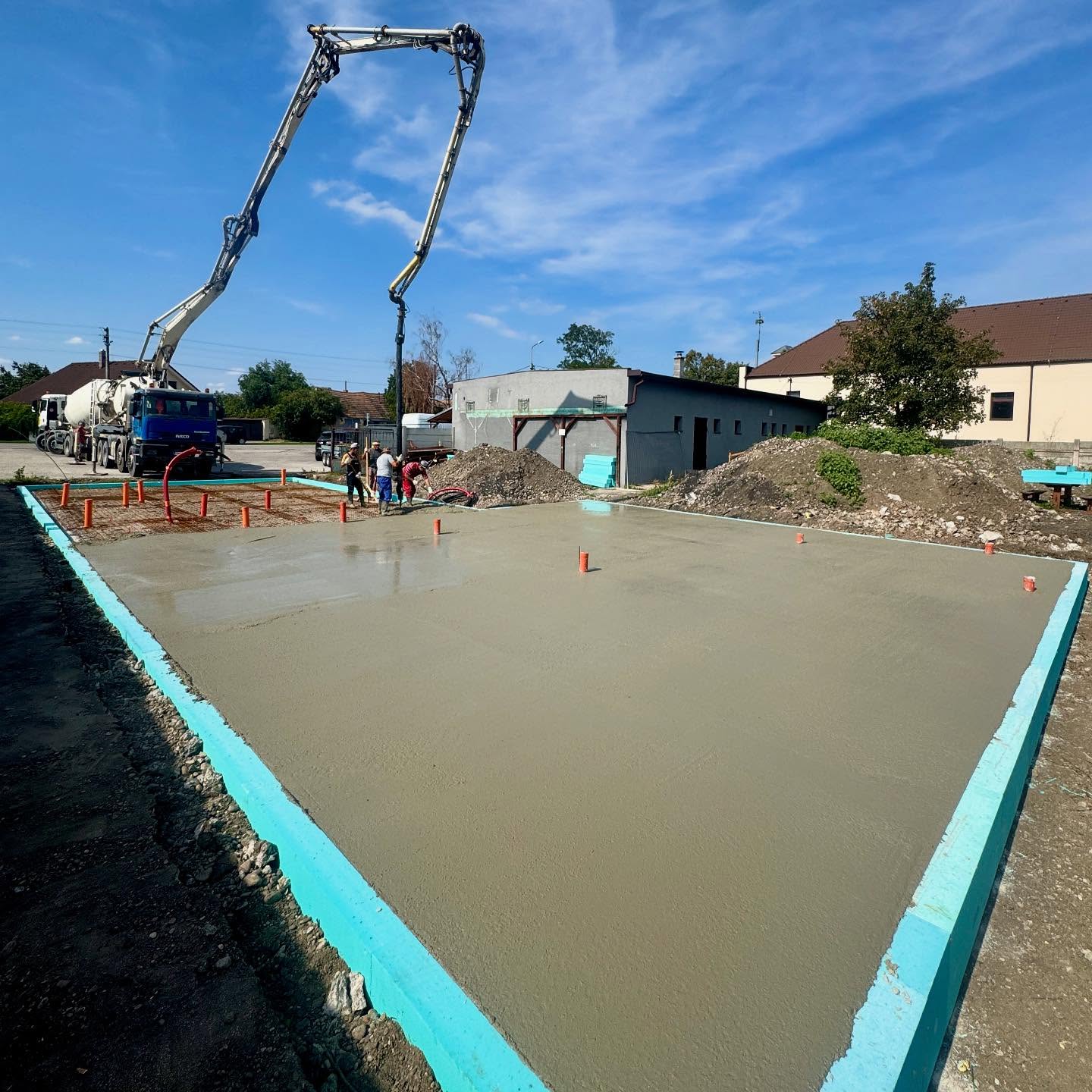 V Dolných Zelenciach pri Hlohovci na stavbe Rekondičného centra máme hotovú platňu 💪♻️🏡