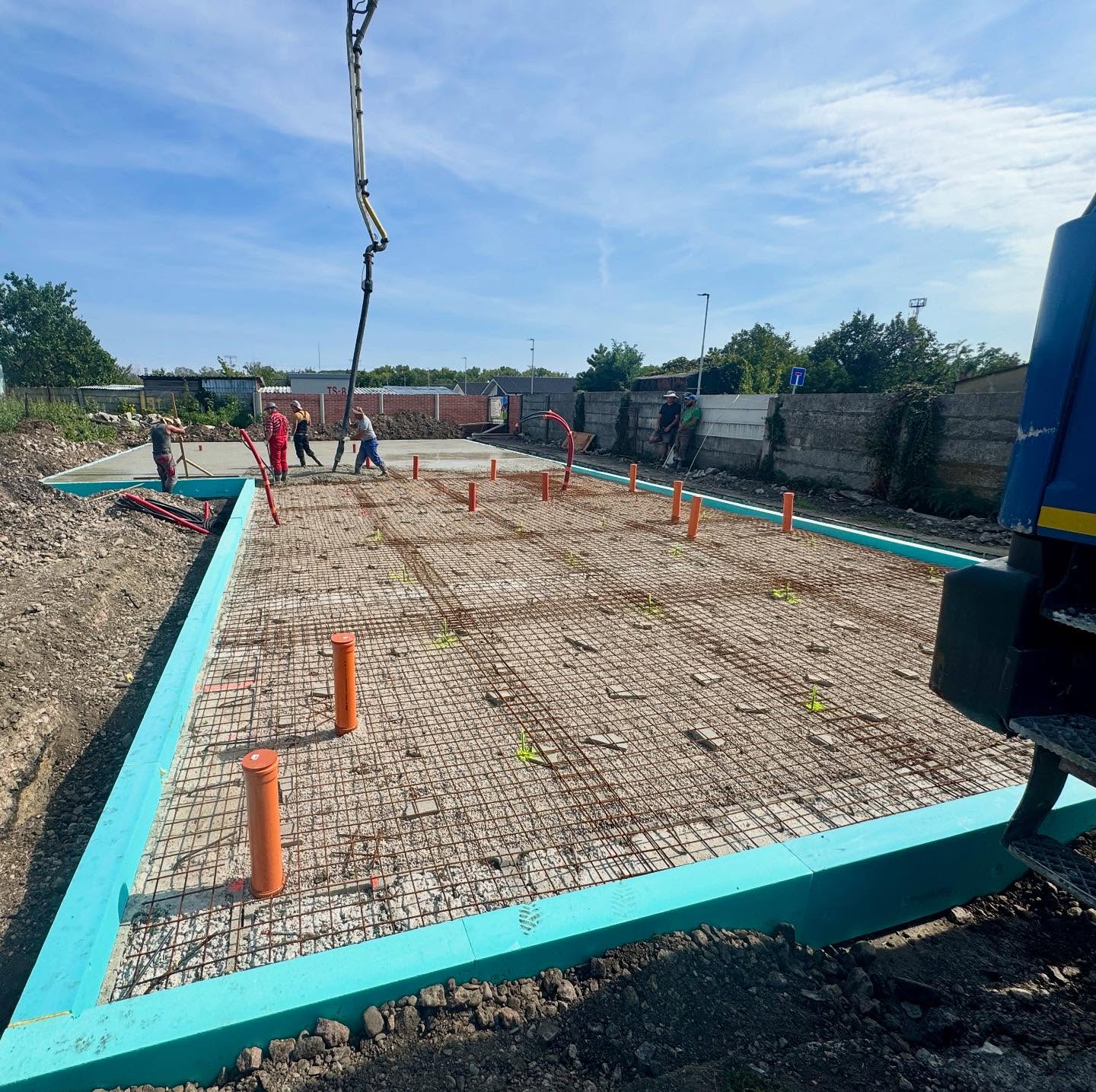 V Dolných Zelenciach pri Hlohovci na stavbe Rekondičného centra máme hotovú platňu 💪♻️🏡