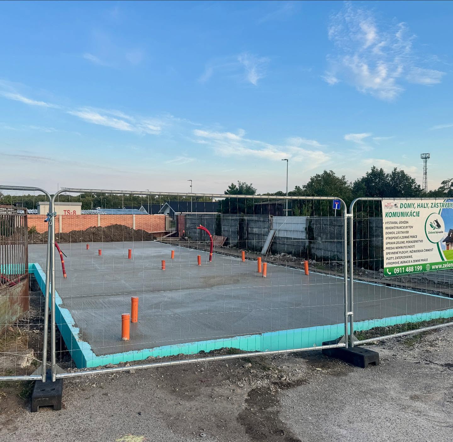 V Dolných Zelenciach pri Hlohovci na stavbe Rekondičného centra máme hotovú platňu 💪♻️🏡