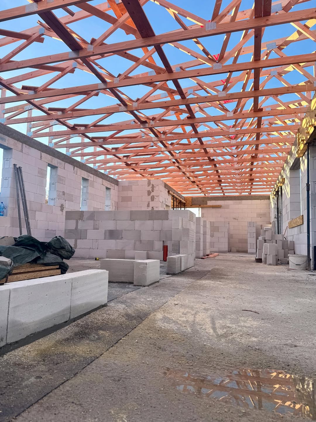 V Dolných Zelenciach pri Hlohovci na stavbe Rekondičného centra pre deti máme hotový väzník,obvodové murivo a vence a dokončujeme priečky 💪♻️🏡