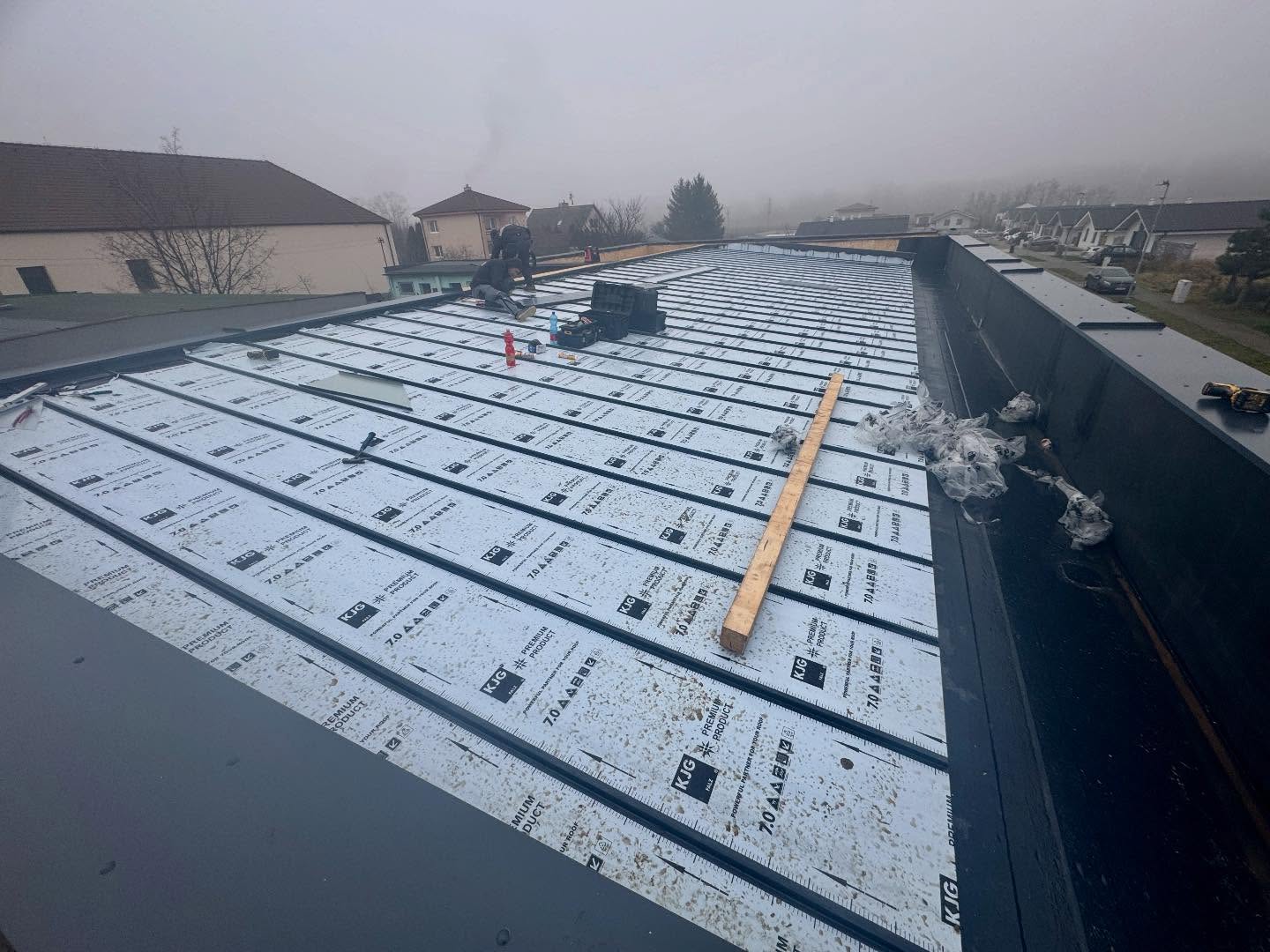 V Dolných Zelenciach na stavbe Rekondičného centra pre deti máme hotovú strešnú krytinu , osadenú žumpu a pokračujeme osadením okien kanalizáciou atď… 💪♻️🏡