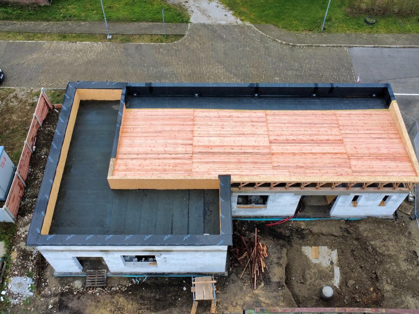 V Dolných Zelenciach na stavbe Rekondičného centra pre deti máme hotovú strešnú krytinu , osadenú žumpu a pokračujeme osadením okien kanalizáciou atď… 💪♻️🏡