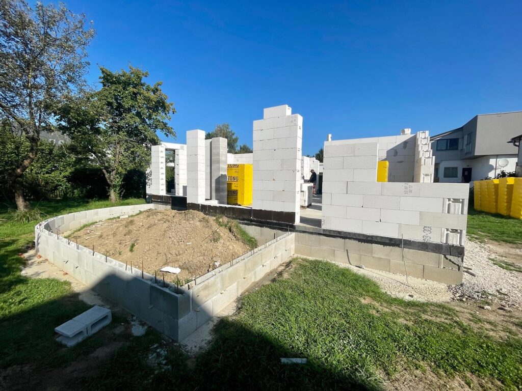 Na Bôriku v Žiline máme dokončené murovanie prízemia,pracujeme na terase a ideme na deku💪♻️🏡