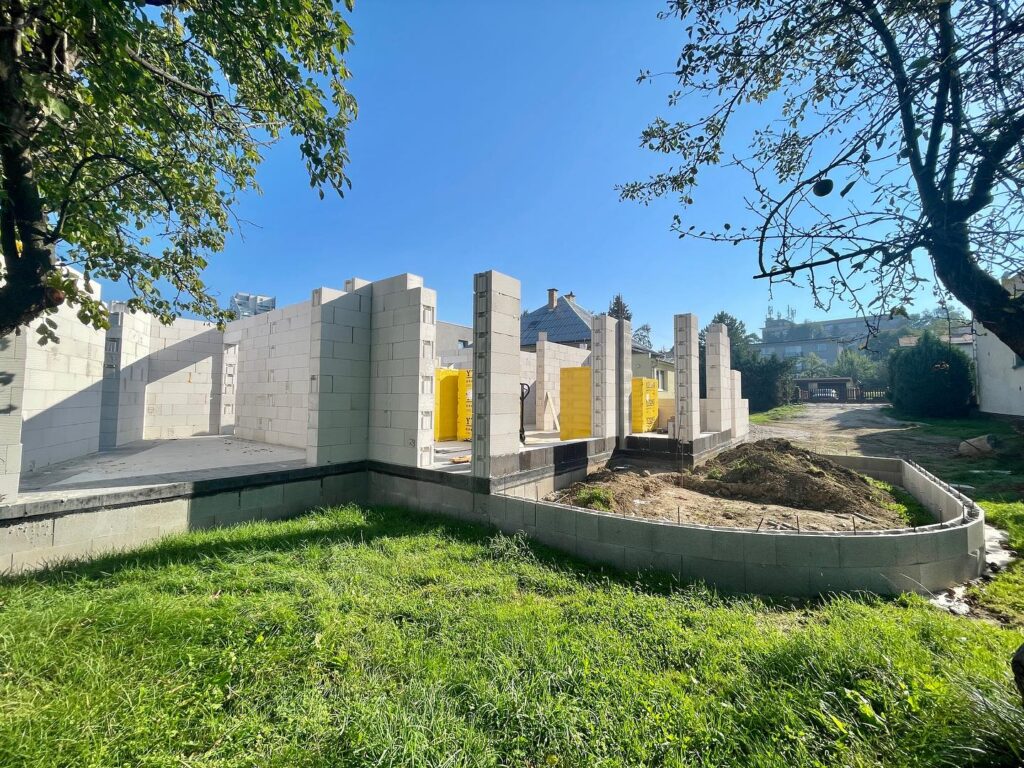 Na Bôriku v Žiline máme dokončené murovanie prízemia,pracujeme na terase a ideme na deku💪♻️🏡