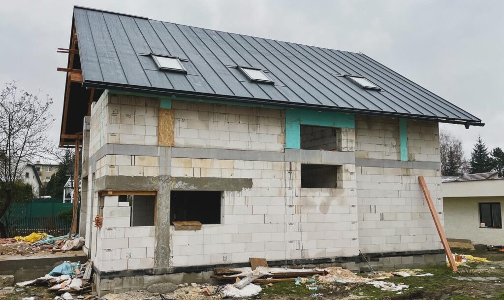 Na Bôriku v Žiline máme hrubú stavbu pod strechou 💪♻️🏡 “Dajte aj vy ZELENÚ VÁŠMU BÝVANIU” 📩 💚