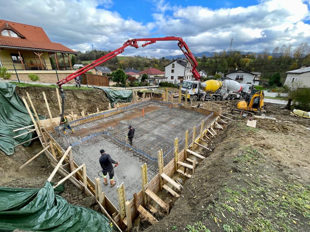 V Gbeľanoch pri Žiline máme zaliatu platňu a ideme na monolitické steny💪♻️🏡