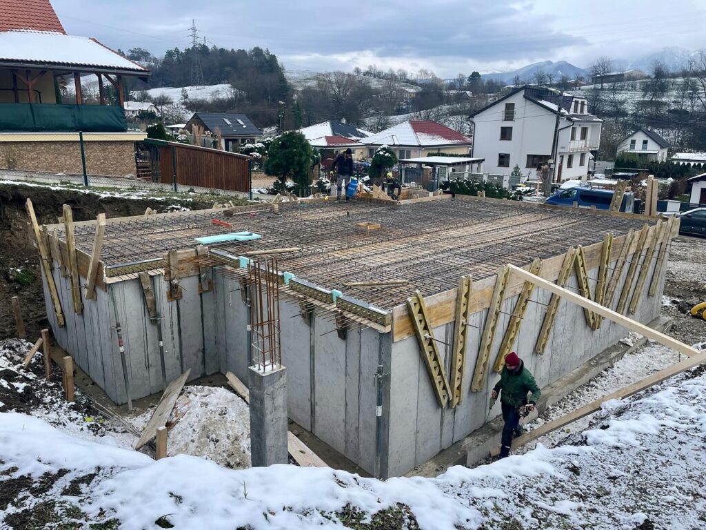 V Gbeľanoch máme hotové monolitické steny naviazané železo a ideme zalievať deku 💪♻️🏡
